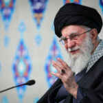 ببینید | بغض و گریه یک زن هنگام شنیدن صدای رهبر شهید انقلاب در لحظه سال تحویل