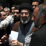 ببینید | خوشحالی مردم در میدان انقلاب تهران از انتخاب آیت الله سیدمجتبی خامنه‌ای به عنوان سومین رهبر انقلاب اسلامی ایران