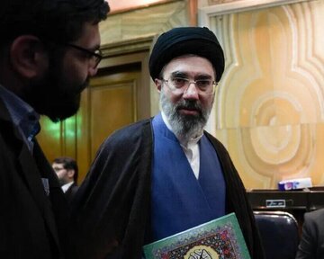 ببینید | لحظه اعلام خبر انتخاب آیت‌الله مجتبی خامنه‌ای به عنوان سومین رهبر نظام در حرم مطهر امام رضا (ع)