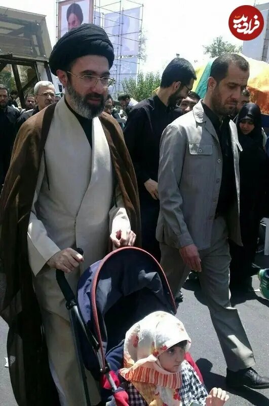 عکس | تصویری مربوط به ۱۰ سال پیش از آیت الله سیدمجتبی خامنهای به همراه دختر خردسالشان در راهپیمایی روز قدس سال ۱۳۹۴ عکس | تصویری مربوط به ۱۰ سال پیش از آیت الله سیدمجتبی خامنهای به همراه دختر خردسالشان در راهپیمایی روز قدس سال ۱۳۹۴