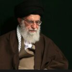 عکس | تصاویری از حضور آیت‌الله مجتبی خامنه‌ای در کنار رهبر شهید انقلاب حین بازدید از مناطق محروم در سال ۱۳۶۴