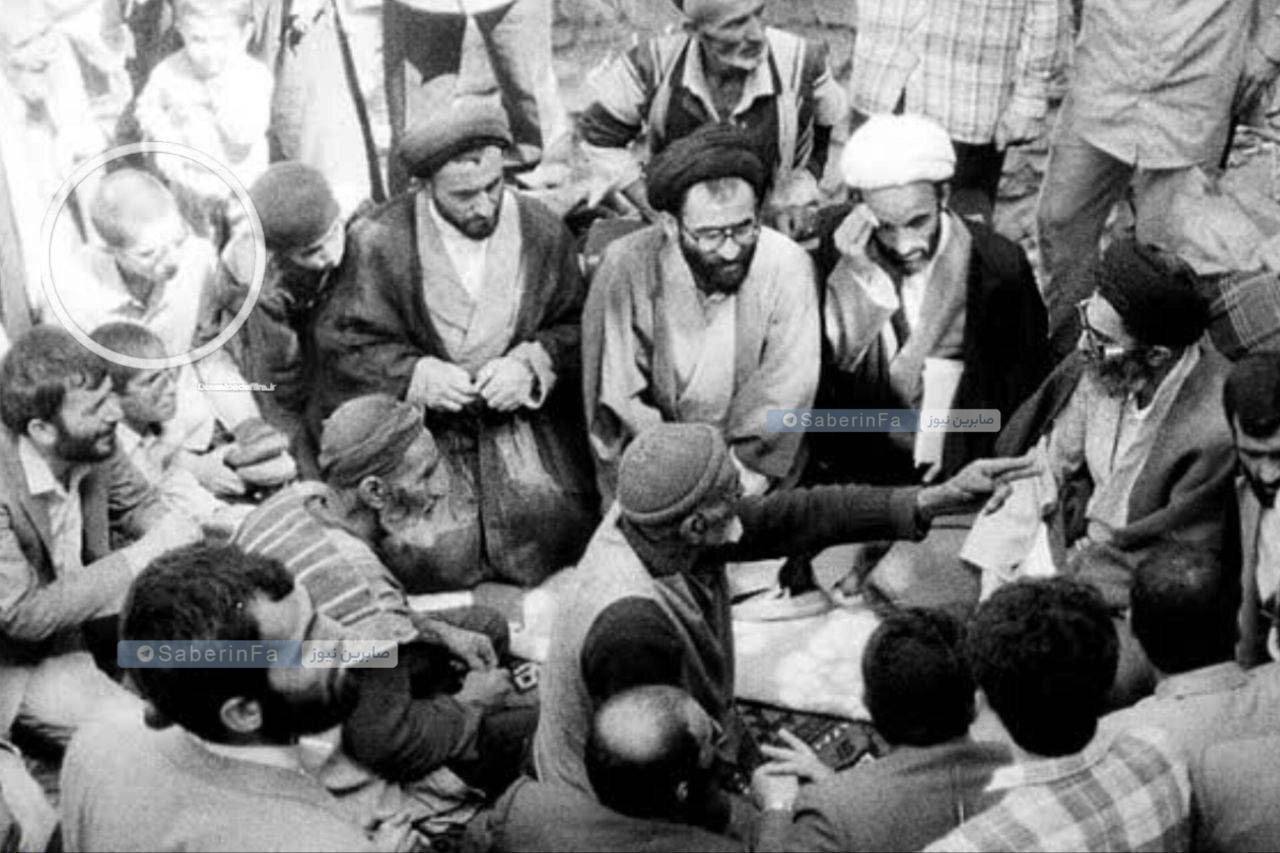 عکس | تصاویری از حضور آیت‌الله مجتبی خامنه‌ای در کنار رهبر شهید انقلاب حین بازدید از مناطق محروم در سال ۱۳۶۴