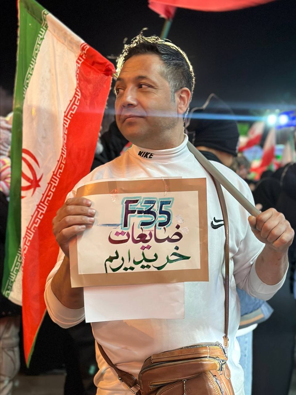 عکس | شعار یک ایرانی در تجمعات تهران: ضایعات F-۳۵ خریداریم