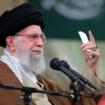آغاز به کار کانال «انتخاب» در پیام‌رسان «بله» و «روبیکا» 
ببینید/ آئین گل مالی مردم خرم‌آباد در چهلم شهادت رهبر انقلاب