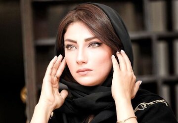 عکس | احترام نظامی بازیگر زن به پرچم ایران