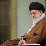 ببینید | رونمایی از دستخط رهبر شهید بر نسخهٔ خطی قرآن اهدایی به آستان قدس رضوی