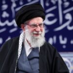 عکس | قابی از حضور رهبر شهید انقلاب در مرقد مطهر حضرت احمد بن موسی الکاظم (ع)