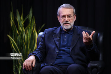 عکس | حضور شهید علی لاریجانی در کنار محمد خاتمی و احمد جنتی در حال راز و نیاز با خدا عکس | حضور شهید علی لاریجانی در کنار محمد خاتمی و احمد جنتی در حال راز و نیاز با خدا