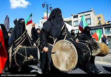 حضور زنان و دختران با پوشش های متفاوت در مراسم چهلم رهبر شهید/عکس