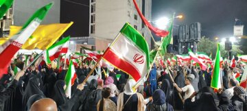 پلاکاردهای خاص با نوشتههای خاص در تجمعات شبانه/ مرگ بر سازشگر؛ مذاکره نداریم؛ از آمریکا بیزاریم؛ خرج که از کیسه میدان بُود... پلاکاردهای خاص با نوشتههای خاص در تجمعات شبانه/ مرگ بر سازشگر؛ مذاکره نداریم؛ از آمریکا بیزاریم؛ خرج که از کیسه میدان بُود...