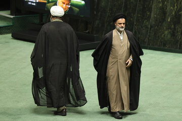 نمایندگان مجلس ، بلندگوی تندروها؟/ اثاث کشی از صندلی های سبز پارلمان به خیابان و فضای مجازی نمایندگان مجلس ، بلندگوی تندروها؟/ اثاث کشی از صندلی های سبز پارلمان به خیابان و فضای مجازی