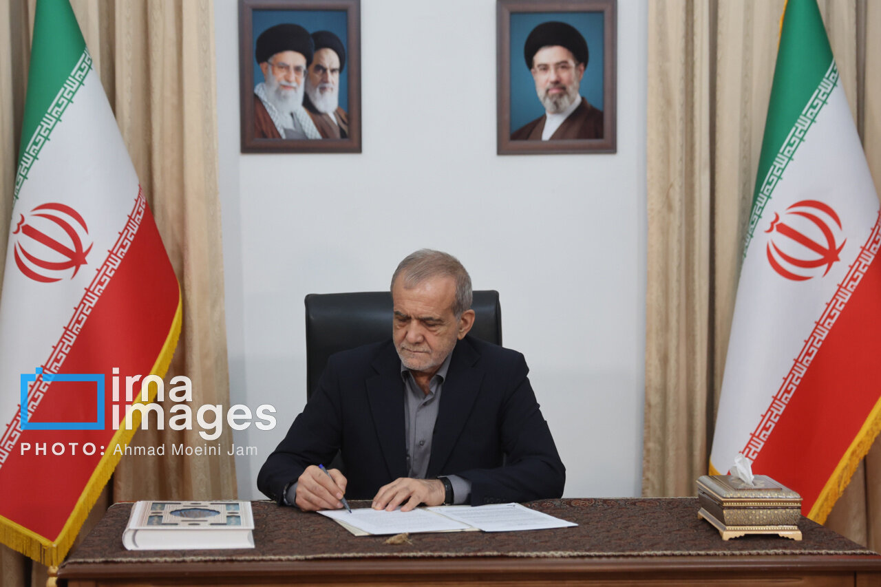 تصاویری از امضای پزشکیان کنار امضای ترامپ/ اتفاقی که برای اولین بار پس از انقلاب رخ داد
