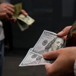 افت قیمت طلا و ارز زیر سایه سنگین مذاکرات ایران و آمریکا/ عقب‌نشینی دلار تا کانال ۱۵۷ هزار تومان / طلا کانال ۱۶ میلیونی را از دست داد