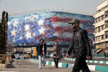 ایزدی: منافع ملی الزاماً از مسیر جنگ عبور نمی‌کند / مذاکرات ایران و آمریکا روی لبه تیغ حرکت می‌کند؛ بازیگران آشوب‌ساز بیکار ننشسته‌اند