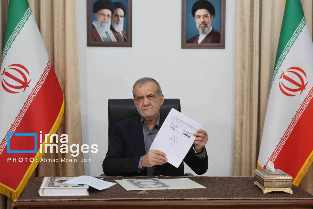 تصاویر امضای تفاهمنامه پایان جنگ توسط پزشکیان تصاویر امضای تفاهمنامه پایان جنگ توسط پزشکیان