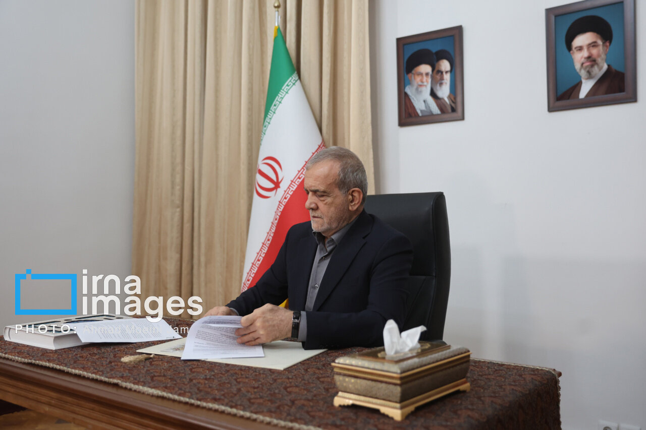 تصاویر امضای تفاهمنامه پایان جنگ توسط پزشکیان تصاویر امضای تفاهمنامه پایان جنگ توسط پزشکیان