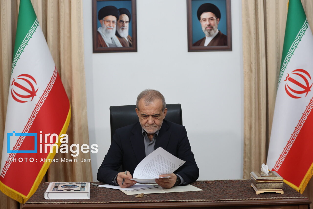 تصاویر امضای تفاهمنامه پایان جنگ توسط پزشکیان تصاویر امضای تفاهمنامه پایان جنگ توسط پزشکیان