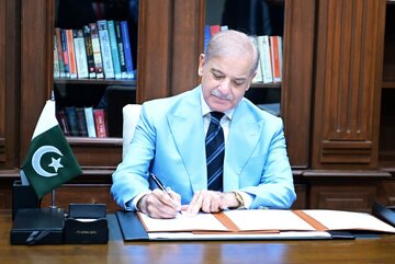امضای تفاهمنامه پایان جنگ توسط شهباز شریف + ویدئو امضای تفاهمنامه پایان جنگ توسط شهباز شریف + ویدئو