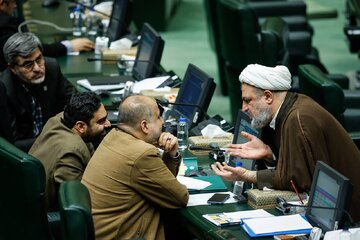 چند پرسش از مخالفان تفاهم ایران و آمریکا/ ایمانی: توافق بدون تأیید مقامات عالی رتبه مگر ممکن است؟ مذاکره و رسیدن به تفاهم مگر تصمیم حاکمیتی نیست؟ چند پرسش از مخالفان تفاهم ایران و آمریکا/ ایمانی: توافق بدون تأیید مقامات عالی رتبه مگر ممکن است؟ مذاکره و رسیدن به تفاهم مگر تصمیم حاکمیتی نیست؟