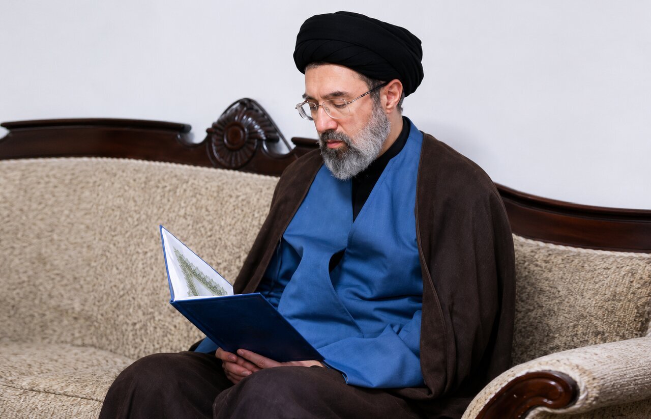 عکس | تصویری تازه از حضور  آیت‌الله سید مجتبی حسینی خامنه‌ای در اربعین سال گذشته