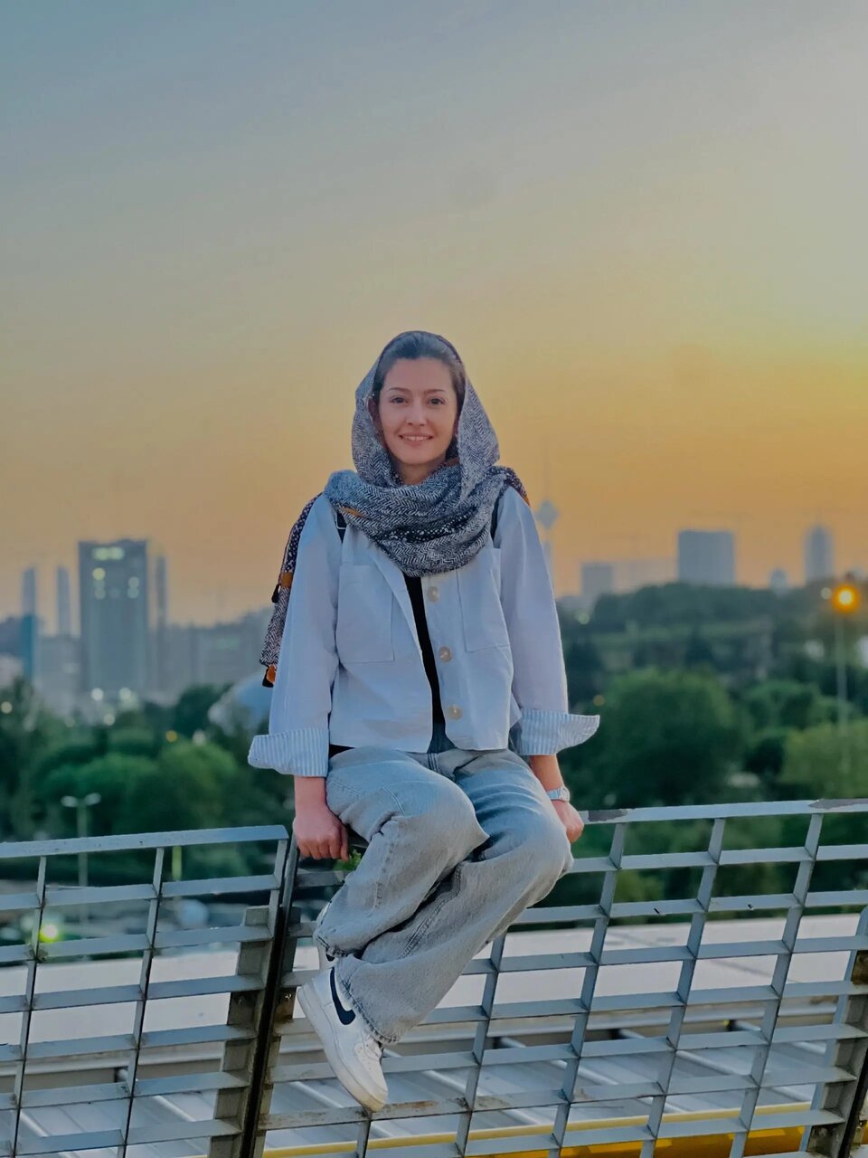 عکس | تصویر ویژه بازیگر زن در روز تولد؛ پردیس احمدیه با پس‌زمینه برج میلاد