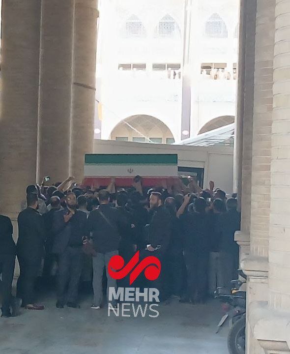 عکس | ورود پیکر مطهر رهبر شهید انقلاب برای برگزاری مراسم ادای احترام عکس | ورود پیکر مطهر رهبر شهید انقلاب برای برگزاری مراسم ادای احترام