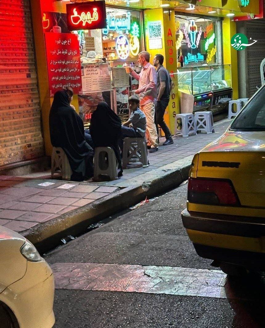 عکس | داماد شهید رهبری دکتر مصباح الهدی باقری به همراه همسر و فرزندانشان در کنار آبمیوه فروشی خیابان کارگر عکس | داماد شهید رهبری دکتر مصباح الهدی باقری به همراه همسر و فرزندانشان در کنار آبمیوه فروشی خیابان کارگر