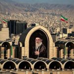 عکس | تصویری خاص از یک دختر جوان با تسبیح و کیف صورتی در مراسم وداع با رهبر شهید انقلاب