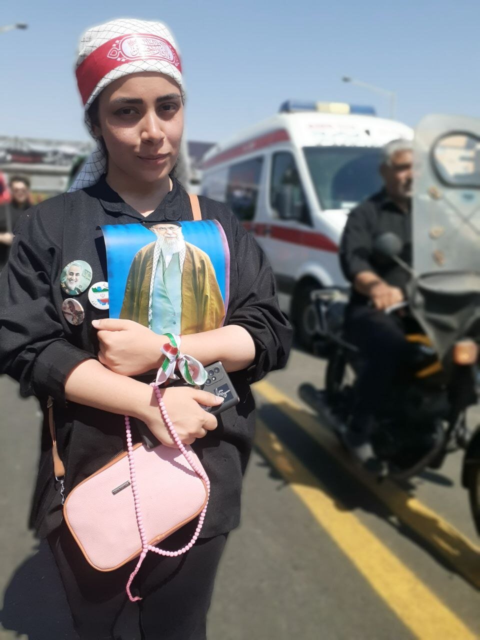 عکس | تصویری خاص از یک دختر جوان با تسبیح و کیف صورتی در مراسم وداع با رهبر شهید انقلاب عکس | تصویری خاص از یک دختر جوان با تسبیح و کیف صورتی در مراسم وداع با رهبر شهید انقلاب