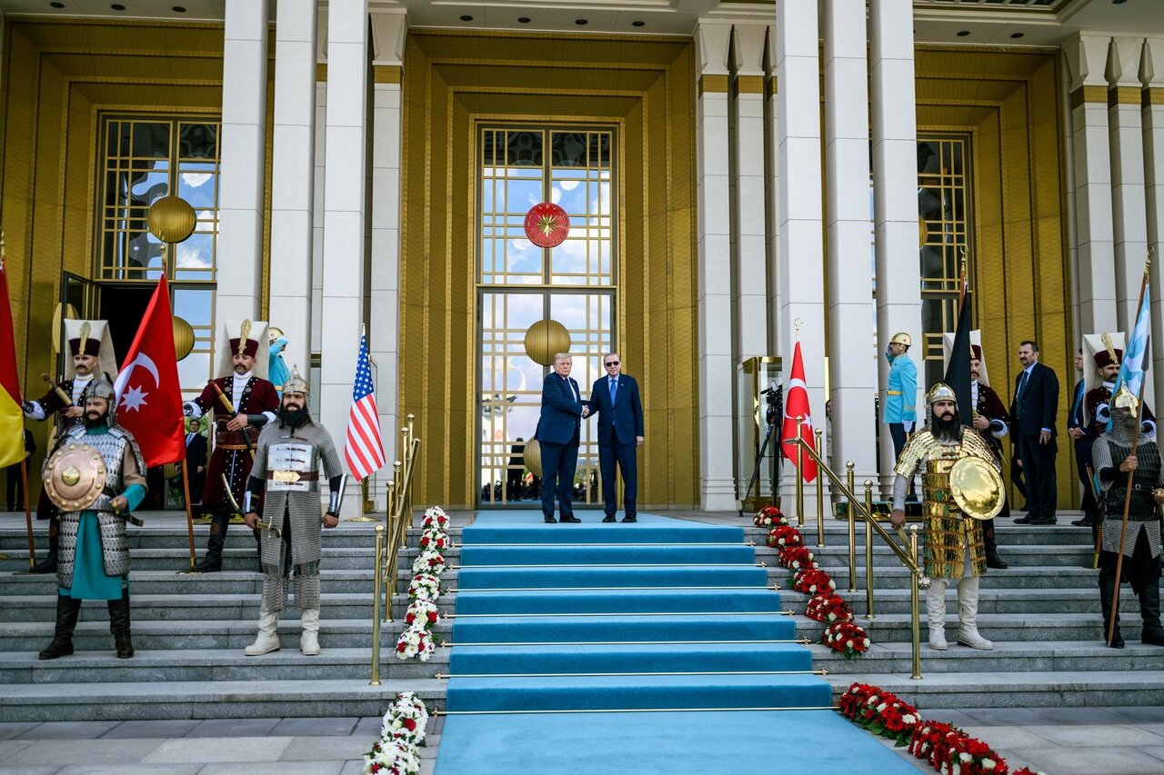 عکس | اقدام خبرساز اردوغان؛ استقبال از ترامپ با سربازان امپراطوری عثمانی!