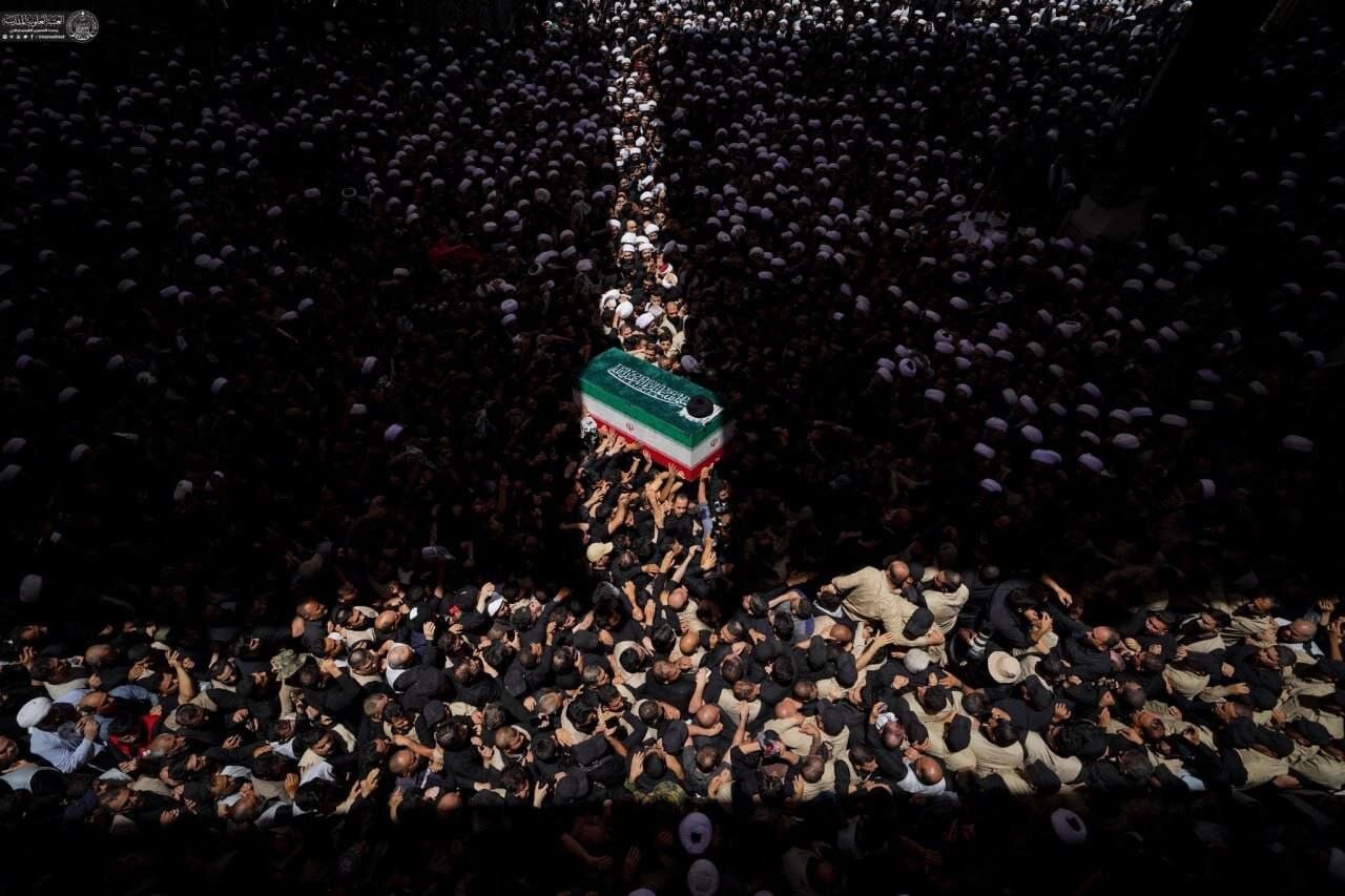عکس | قابی خاص از پیکر رهبر شهید انقلاب بر روی دستان مردم عراق
