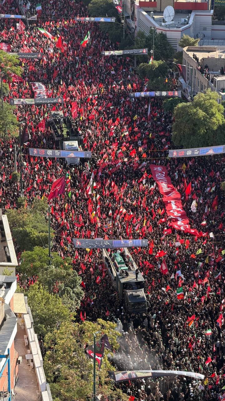 عکس | خودروهای حامل پیکر شهدا در میان جمعیت حاضر در تشییع رهبر شهید انقلاب در مشهد عکس | خودروهای حامل پیکر شهدا در میان جمعیت حاضر در تشییع رهبر شهید انقلاب در مشهد