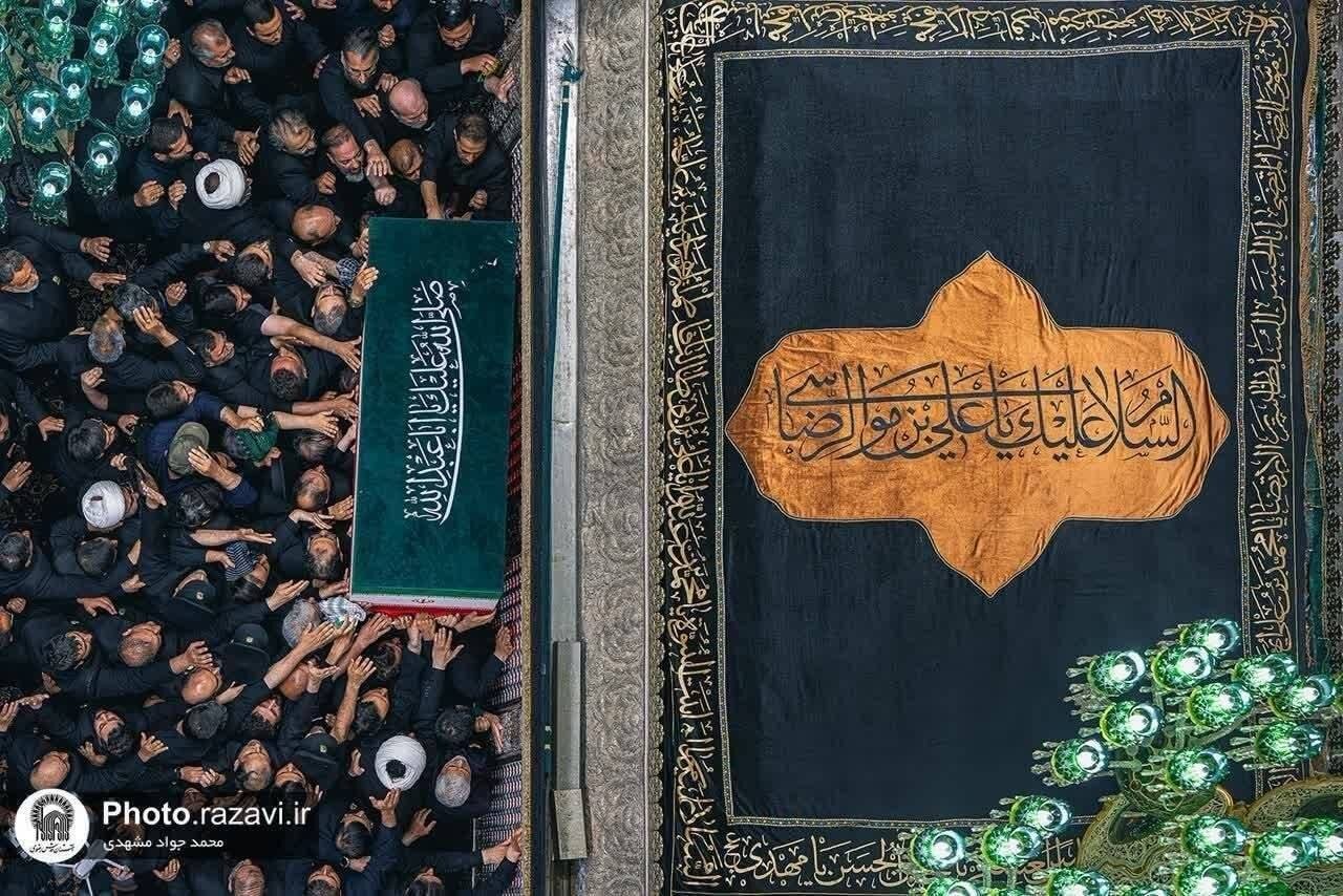 عکس | نمایی ویژه از طواف پیکر رهبر شهید بر گرد ضریح مطهر امام رضا (ع) عکس | نمایی ویژه از طواف پیکر رهبر شهید بر گرد ضریح مطهر امام رضا (ع)