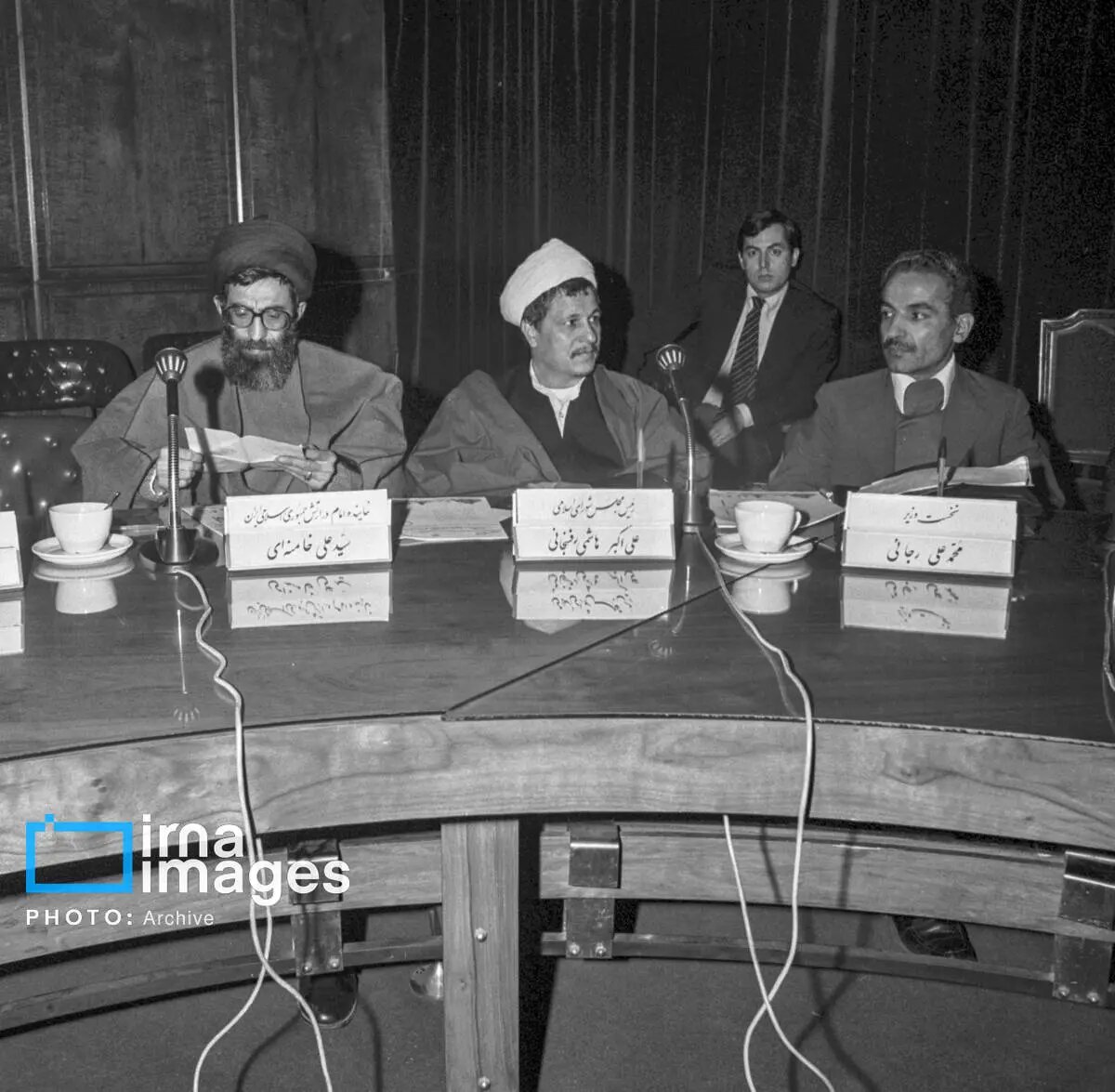 عکس | قابی تاریخی از رجایی، رفسنجانی و رهبر شهید انقلاب در شورای عالی دفاع عکس | قابی تاریخی از رجایی، رفسنجانی و رهبر شهید انقلاب در شورای عالی دفاع