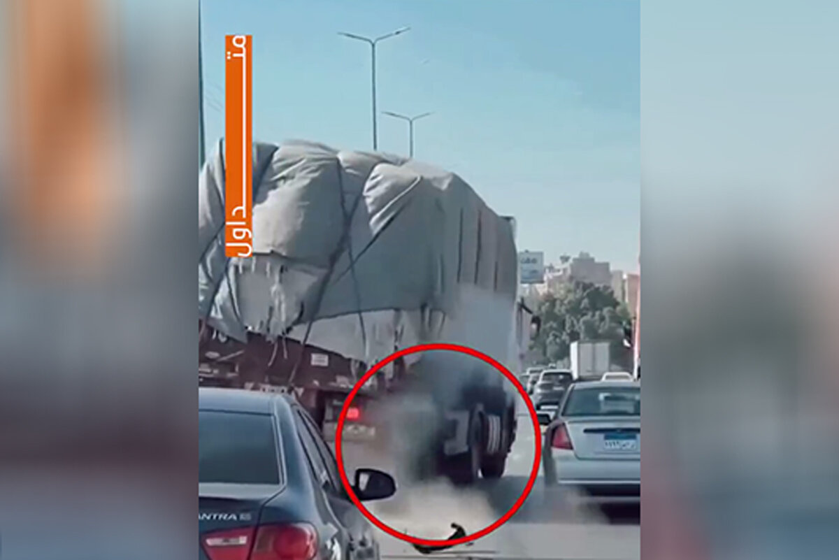 ببینید | رویدادی عجیب در جاده‌های مصر؛ راننده کامیونی خودرویی دیگر را از سقوط نجات داد