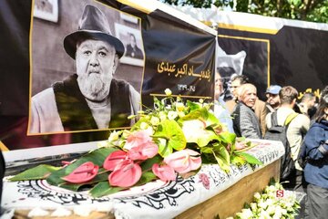 تصاویر | از مهراوه شریفینیا و محسن افشانی تا بیژن بنفشهخواه، مهران غفوریان و آزیتا حاجیان؛ حضور هنرمندان در مراسم تشییع و وداع با اکبر عبدی تصاویر | از مهراوه شریفینیا و محسن افشانی تا بیژن بنفشهخواه، مهران غفوریان و آزیتا حاجیان؛ حضور هنرمندان در مراسم تشییع و وداع با اکبر عبدی