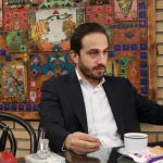 ببینید | صادق الحسینی تحلیلگر و کارشناس اقتصادی: اتفاقات سفارت آمریکا ما را ۵۰ سال درگیر دشمنی با هژمون جهان کرد / در بازی افتادیم