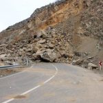 ببینید | ریزش هولناک سنگ بزرگ روی خودرو