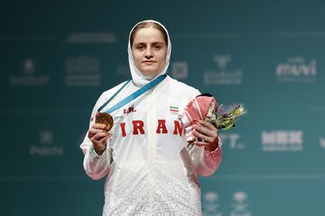عکس | زانو زدن مقابل پرچم ایران؛ اوج احترام و افتخار
