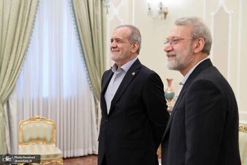 عکس | تصویری از ایام گذر خدمت شهید لاریجانی و پزشکیان؛ از وزیری بهداشت تا ریاست جمهوری، از رئیس سازمان صداوسیما تا شهادت عکس | تصویری از ایام گذر خدمت شهید لاریجانی و پزشکیان؛ از وزیری بهداشت تا ریاست جمهوری، از رئیس سازمان صداوسیما تا شهادت