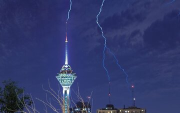 عکس | نمای شگفت‌انگیز از برج میلاد در محاصره رعد و برق در آسمان تهران