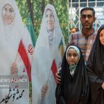 تجمع متفاوت مردم وکیل‌آباد مشهد برای حسنا دختری با اسکوتر صورتی