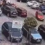 ببینید | حادثه‌آفرینی زن ۷۸ ساله هنگام پارک کردن خودرو