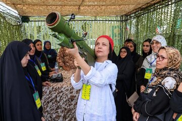 تمرین یک زن برای هدفگیری با RPG در برنامه آموزشی در تهران + عکس تمرین یک زن برای هدفگیری با RPG در برنامه آموزشی در تهران + عکس