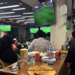 ببینید | اوج هیجان در یک کافه فوتبالی در عربستان