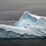 ببینید/ عبور عجیب بزرگترین کشتی یخ شکن جهان از اقیانوس
