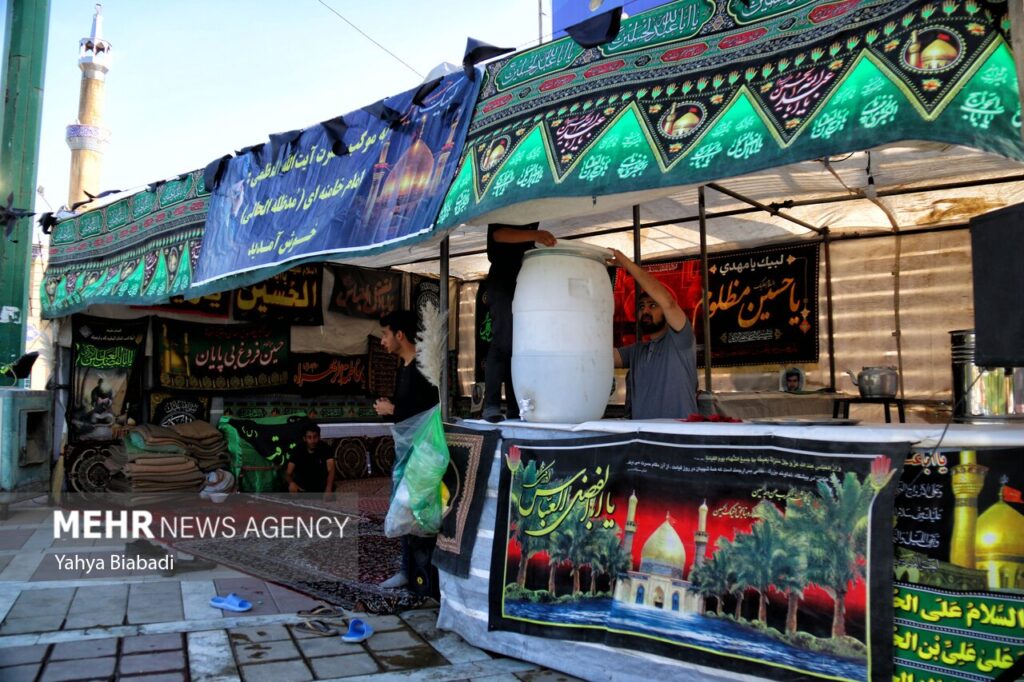 پذیرایی از زوار در مسیر برگشت از کربلا؛ روستای قمرالی چله پذیرایی از زوار در مسیر برگشت از کربلا؛ روستای قمرالی چله