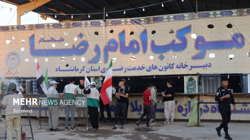 خادمیاران رضوی همچنان به زائران اربعین خدماترسانی میکنند خادمیاران رضوی همچنان به زائران اربعین خدماترسانی میکنند