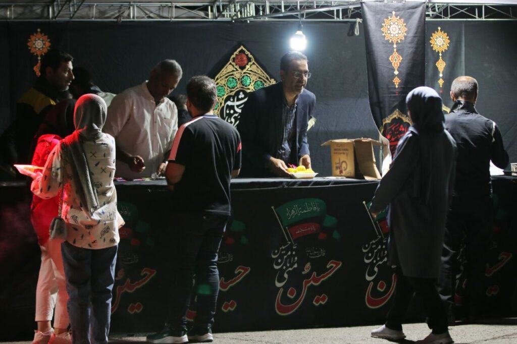 خدمترسانی موکب شهدای گواور از توابع گیلانغرب به زائران حسینی خدمترسانی موکب شهدای گواور از توابع گیلانغرب به زائران حسینی