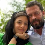 عکس | تلفن‌های همراه پژمان بازغی و دخترش در مراسم داریوش مهرجویی سوژه شد